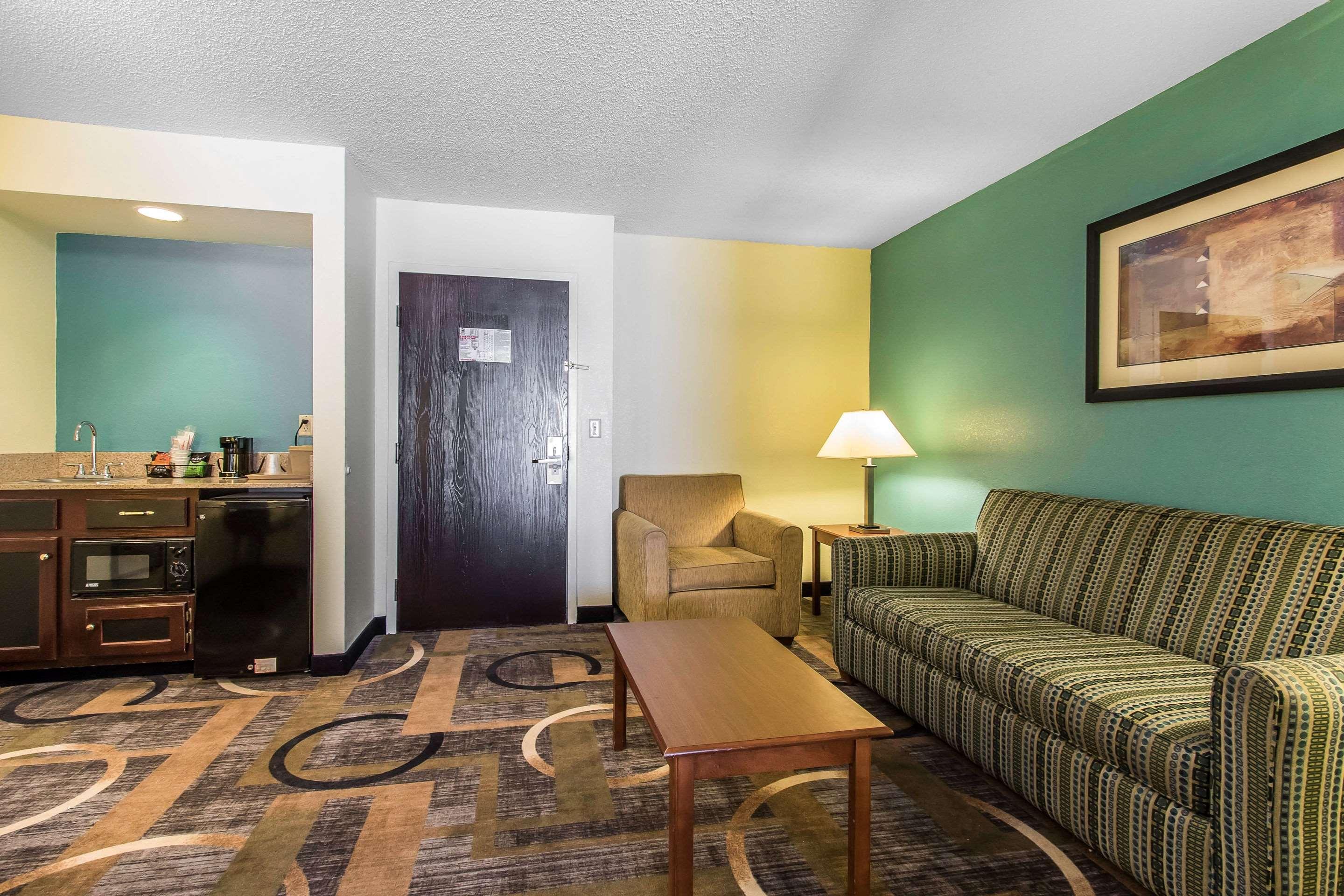 Quality Inn & Suites Memphis East Exterior photo